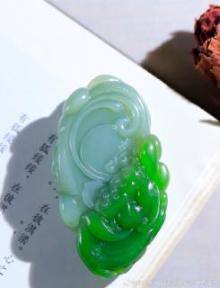 和田玉碧玉牛挂件牛转乾坤,质地细润,油光四溢.精工雕琢牛首,五官雕工