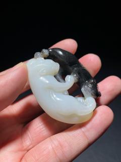 清和田玉黑皮俏色双獾雕件 尺寸5.1×4.4×1.9厘米,重量46.3克