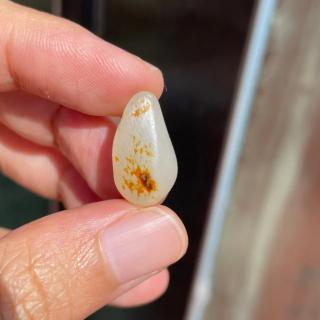 一品缘玉: 2.5克洒金皮白玉籽料原石,肉内干净无杂质,天然洒金皮保真