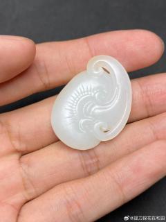白玉带糖如意吊坠