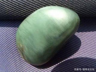 和田玉沙枣青和戈壁地表高玉化青泥的对比