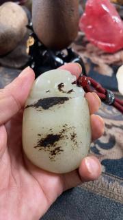 新疆和田玉把件白肉黑皮有爱的联系