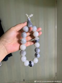 和田玉青花籽料男士手串手持,天然青花黑白相间,特色分明,密度高,玉质