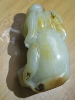 和田玉黄沁:招财貔貅 长:69.9毫米,宽:37毫米,高25.9毫米,重:109克 貔
