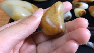 21颗和田玉籽料原石中,黑皮的肉比红皮的独籽要白